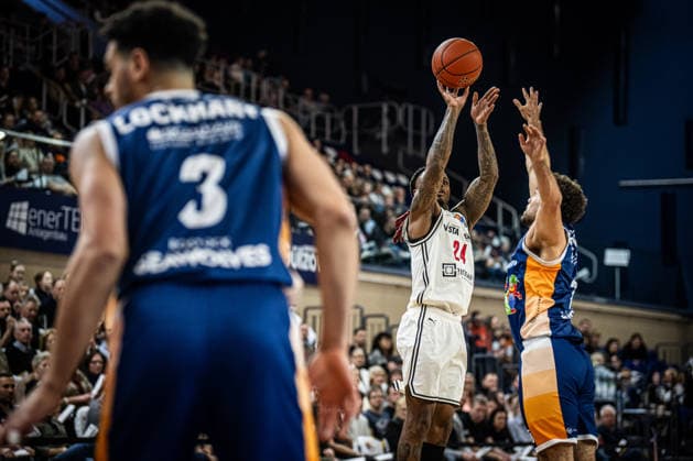 Rostock, Deutschland 18. Februar 2026: 1.BBL - 2025 2026 - Rostock Seawolves vs. Bamberg Baskets Im Bild: v.li. Cobe Williams (Bamberg Baskets) und Elias Baggette (Rostock Seawolves) Copyright: xFotostandx xVoelkerx