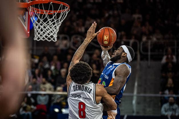 Rostock, Deutschland 18. Februar 2026: 1.BBL - 2025 2026 - Rostock Seawolves vs. Bamberg Baskets Im Bild: v. li. im Zweikampf Demarcus Demonia (Bamberg Baskets) und TJ Crockett Jr. (Rostock Seawolves) Copyright: xFotostandx xVoelkerx