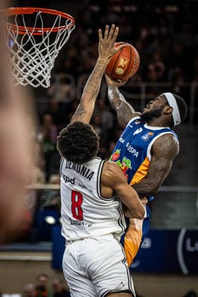 Rostock, Deutschland 18. Februar 2026: 1.BBL - 2025 2026 - Rostock Seawolves vs. Bamberg Baskets Im Bild: v. li. im Zweikampf Demarcus Demonia (Bamberg Baskets) und TJ Crockett Jr. (Rostock Seawolves) Copyright: xFotostandx xVoelkerx