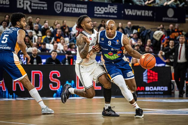 Rostock, Deutschland 18. Februar 2026: 1.BBL - 2025 2026 - Rostock Seawolves vs. Bamberg Baskets Im Bild: v. li. im Zweikampf Cobe Williams (Bamberg Baskets) und DeAndre Lansdowne (Rostock Seawolves) Copyright: xFotostandx xVoelkerx