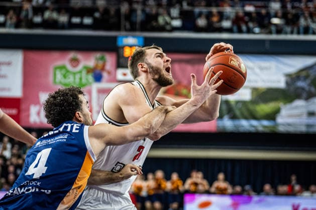 Rostock, Deutschland 18. Februar 2026: 1.BBL - 2025 2026 - Rostock Seawolves vs. Bamberg Baskets Im Bild: v. li. im Zweikampf Elias Baggette (Rostock Seawolves) und Moritz Krimmer (Bamberg Baskets) Copyright: xFotostandx xVoelkerx