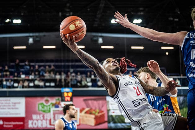 Rostock, Deutschland 18. Februar 2026: 1.BBL - 2025 2026 - Rostock Seawolves vs. Bamberg Baskets Im Bild: Cobe Williams (Bamberg Baskets) wirft einen Korb Copyright: xFotostandx xVoelkerx