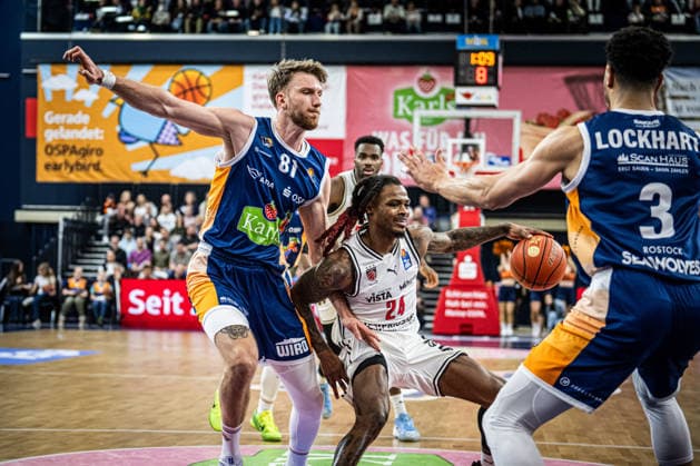 Rostock, Deutschland 18. Februar 2026: 1.BBL - 2025 2026 - Rostock Seawolves vs. Bamberg Baskets Im Bild: v. li. im Zweikampf Andy van Vliet (Rostock Seawolves) und Cobe Williams (Bamberg Baskets) Copyright: xFotostandx xVoelkerx