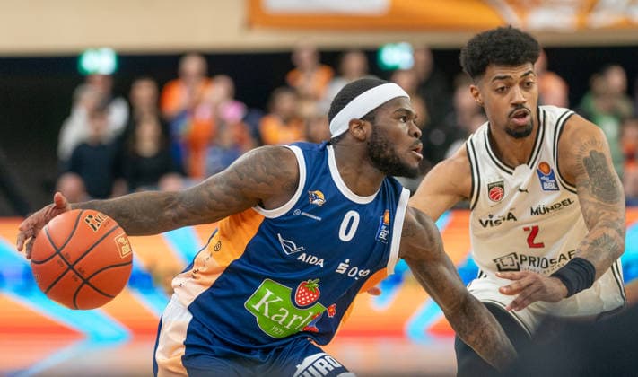 18.2.2026, Basketball, Herren, easy credit BBL, easy credit Bundesliga, BBL, Bundesliga, 21. Spieltag, Rostock Seawolves - BMA365 Bamberg Baskets TJ Crockett jr. (Rostock Seawolves, li.) gegen Ibrahim Watson (Bamberg Baskets, re.) Rostock Stadthalle Mecklenburg-Vorpommern Deutschland