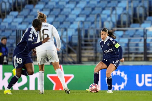 February 18, 2026, Valdebebas, Madrid, Spain: Clara Mateo of Paris FC plays the ball during the UEFA Women s Champions League 2025 26 KO play-offs Second Leg match between Real Madrid C.F. and Paris FC at Alfredo Di Stefano on February 18, 2026 in Madrid, Spain. Valdebebas Spain - ZUMAa181 20260218_zaa_a181_033 Copyright: xDennisxAgyemanx