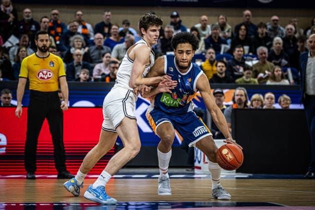 Rostock, Deutschland 18. Februar 2026: 1.BBL - 2025 2026 - Rostock Seawolves vs. Bamberg Baskets Im Bild: v. li. im Zweikampf Richard Balint (Bamberg Baskets) und D Shawn Schwartz (Rostock Seawolves) Copyright: xFotostandx xVoelkerx