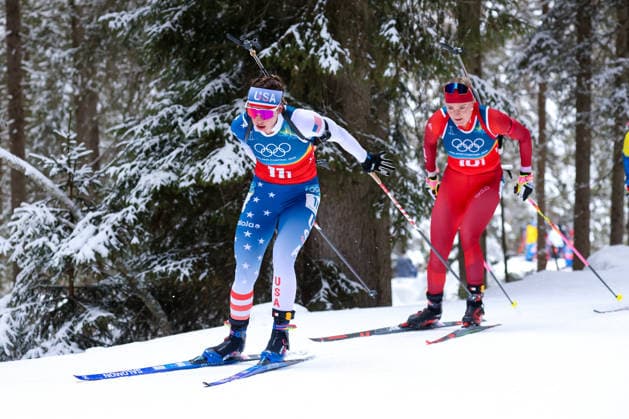 Antholz, Italien 18. Februar 2026: Biathlon Staffel 4 x 6 km Frauen - Olympia 2026 Im Bild: v.li. Deedra Irwin (USA) und Amy Baserga (SUI) Anterselva Biathlon Arena *** Antholz, Italy February 18, 2026 Biathlon Relay 4 x 6 km Women Olympia 2026 In the picture from left Deedra Irwin USA and Amy Baserga SUI Anterselva Biathlon Arena Copyright: xFotostandx xHettichx