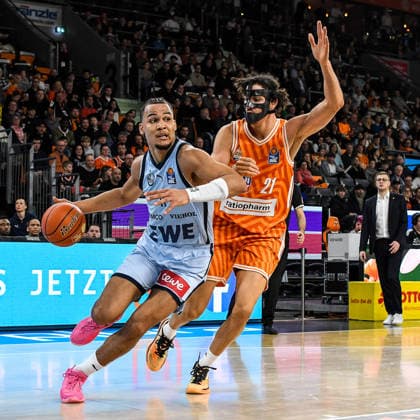 GER, BBL, ratiopharm Ulm vs EWE Baskets Oldenburg 18.02.2026, ratiopharm arena, Neu-Ulm, GER, BBL, ratiopharm Ulm vs EWE Baskets Oldenburg, im Bild Nicholas Tischler (Oldenburg, 11), Alec Anigbata (Ulm, 21)