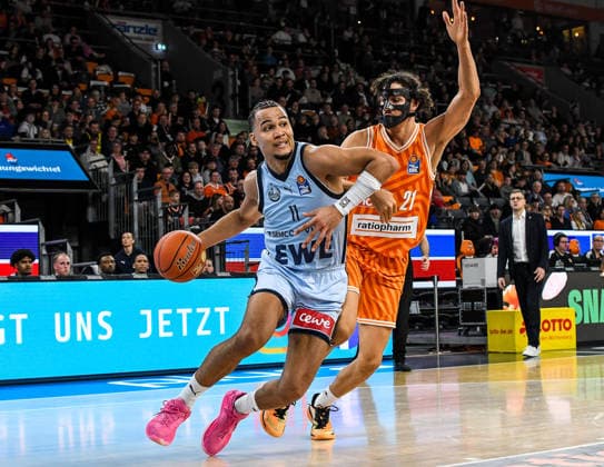 GER, BBL, ratiopharm Ulm vs EWE Baskets Oldenburg 18.02.2026, ratiopharm arena, Neu-Ulm, GER, BBL, ratiopharm Ulm vs EWE Baskets Oldenburg, im Bild Nicholas Tischler (Oldenburg, 11), Alec Anigbata (Ulm, 21)