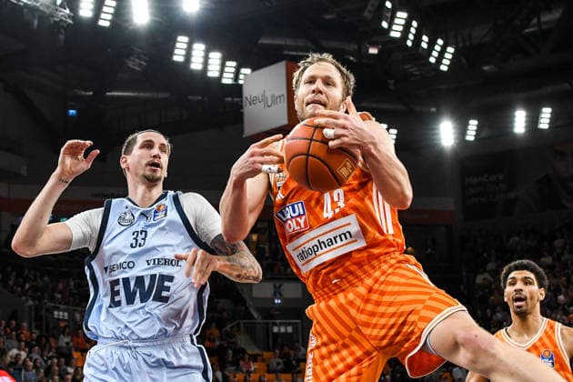 GER, BBL, ratiopharm Ulm vs EWE Baskets Oldenburg 18.02.2026, ratiopharm arena, Neu-Ulm, GER, BBL, ratiopharm Ulm vs EWE Baskets Oldenburg, im Bild Tomislav Zubcic (Oldenburg, 33), Christian Sengfelder (Ulm, 43) gewinnt den Rebound