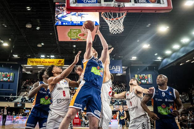 Rostock, Deutschland 18. Februar 2026: 1.BBL - 2025 2026 - Rostock Seawolves vs. Bamberg Baskets Im Bild: Bent Leuchten (Rostock Seawolves) und Moritz Krimmer (Bamberg Baskets) Copyright: xFotostandx xVoelkerx