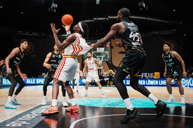 Easycredit BBL: Basketball Braunschweig Löwen - Fitness First Würzburger Baskets, 18.02.26 Oladapo Shittu (Basketball Löwen Braunschweig, 45) zieht bei Darius Thompson (Würzburg Baskets, 32) am Trikot; Easycredit BBL: Basketball Braunschweig Löwen vs. Fitness First Würzburger Baskets am 18.02.2026 in der Volkswagen Halle, Braunschweig Copyright: xBEAUTIFULxSPORTS Tonhäuserx
