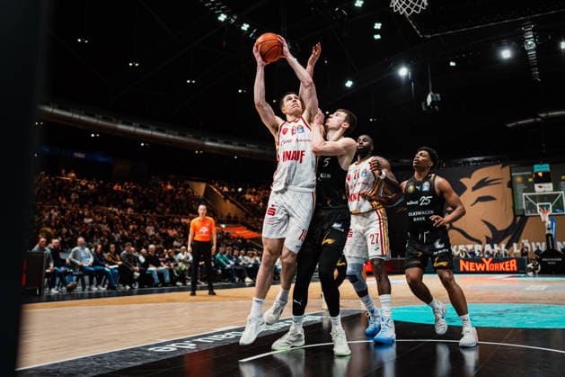 Easycredit BBL: Basketball Braunschweig Löwen - Fitness First Würzburger Baskets, 18.02.26 Christian Skladanowski (Würzburg Baskets, 19) gegen Luka ä?uka (Basketball Löwen Braunschweig, 5); Easycredit BBL: Basketball Braunschweig Löwen vs. Fitness First Würzburger Baskets am 18.02.2026 in der Volkswagen Halle, Braunschweig Copyright: xBEAUTIFULxSPORTS Tonhäuserx