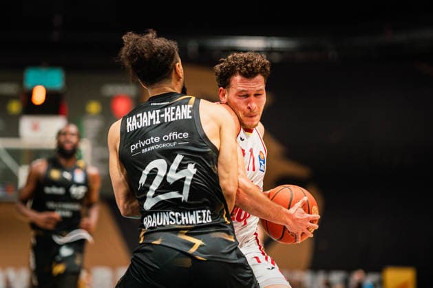 Easycredit BBL: Basketball Braunschweig Löwen - Fitness First Würzburger Baskets, 18.02.26 Braian Ivey (Würzburg Baskets, 11) gegen Kaza Kajami-Keane (Basketball Löwen Braunschweig, 24); Easycredit BBL: Basketball Braunschweig Löwen vs. Fitness First Würzburger Baskets am 18.02.2026 in der Volkswagen Halle, Braunschweig Copyright: xBEAUTIFULxSPORTS Tonhäuserx