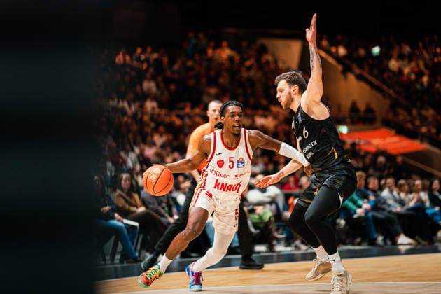 Easycredit BBL: Basketball Braunschweig Löwen - Fitness First Würzburger Baskets, 18.02.26 Marcus Carr (Würzburg Baskets, 5) gegen Ferdinand Zylka (Basketball Löwen Braunschweig, 6); Easycredit BBL: Basketball Braunschweig Löwen vs. Fitness First Würzburger Baskets am 18.02.2026 in der Volkswagen Halle, Braunschweig Copyright: xBEAUTIFULxSPORTS Tonhäuserx