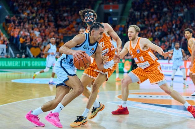 Nicholas Tischler (EWE Baskets Oldenburg, 11), Alec Anigbata (ratiopharm ulm, 21), Christian Sengfelder (ratiopharm ulm, 43) GER, ratiopharm ulm vs. EWE Baskets Oldenburg, Basketball, 19. Spieltag, EasyCredit BBL, Spielzeit 2025 2026, 18.02.2026 GER, ratiopharm ulm vs. EWE Baskets Oldenburg, Basketball, 19. Spieltag, EasyCredit BBL, Spielzeit 2025 2026, 18.02.2026 Neu-Ulm Copyright: xEibner-Pressefoto GeraldxOelze-dexStoppanyx EP_ODS