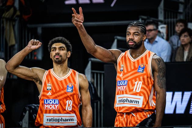 Neu Ulm, Deutschland, 18.02.26: Mark Smith (ratiopharm ulm) und Malik Osborne (ratiopharm ulm) gestikuliert, gestik waehrend des Basketball Bundesliga Spiels zwischen ratiopharm ulm vs EWE Baskets Oldenburg in der ratiopharm Arena am 18. Februar 2026 in Neu Ulm, Deutschland. (Foto von Harry Langer DeFodi Images) ratiopharm Arena, Germany, 18.02.26: Mark Smith (ratiopharm ulm) und Malik Osborne (ratiopharm ulm) gestures during the Basketball Bundesliga match between ratiopharm ulm vs EWE Baskets Oldenburg at Neu Ulm on February 18, 2026 in ratiopharm Arena, Germany. (Photo by Harry Langer DeFodi Images) (Photo by Harry Langer DeFodi Images) -