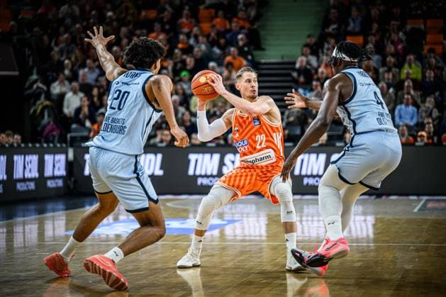 Neu Ulm, Deutschland, 18.02.26: Joel Harms (EWE Baskets Oldenburg), Thomas Klepeisz (ratiopharm ulm) und Brian Fobbs (EWE Baskets Oldenburg) im Zweikampf waehrend des Basketball Bundesliga Spiels zwischen ratiopharm ulm vs EWE Baskets Oldenburg in der ratiopharm Arena am 18. Februar 2026 in Neu Ulm, Deutschland. (Foto von Harry Langer DeFodi Images) ratiopharm Arena, Germany, 18.02.26: Joel Harms (EWE Baskets Oldenburg), Thomas Klepeisz (ratiopharm ulm) und Brian Fobbs (EWE Baskets Oldenburg) battle for the ball during the Basketball Bundesliga match between ratiopharm ulm vs EWE Baskets Oldenburg at Neu Ulm on February 18, 2026 in ratiopharm Arena, Germany. (Photo by Harry Langer DeFodi Images) (Photo by Harry Langer DeFodi Images) -
