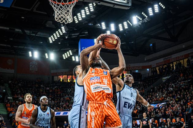 Neu Ulm, Deutschland, 18.02.26: Nicholas Tischler (EWE Baskets Oldenburg), Malik Osborne (ratiopharm ulm) und Kyle Lofton (EWE Baskets Oldenburg) im Zweikampf waehrend des Basketball Bundesliga Spiels zwischen ratiopharm ulm vs EWE Baskets Oldenburg in der ratiopharm Arena am 18. Februar 2026 in Neu Ulm, Deutschland. (Foto von Harry Langer DeFodi Images) ratiopharm Arena, Germany, 18.02.26: Nicholas Tischler (EWE Baskets Oldenburg), Malik Osborne (ratiopharm ulm) und Kyle Lofton (EWE Baskets Oldenburg) battle for the ball during the Basketball Bundesliga match between ratiopharm ulm vs EWE Baskets Oldenburg at Neu Ulm on February 18, 2026 in ratiopharm Arena, Germany. (Photo by Harry Langer DeFodi Images) (Photo by Harry Langer DeFodi Images) -