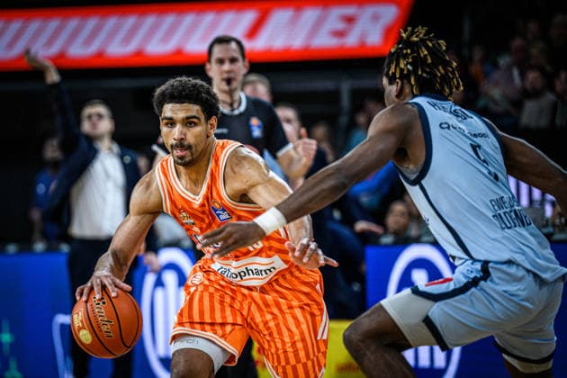 Neu Ulm, Deutschland, 18.02.26: Mark Smith (ratiopharm ulm) und Ralph Hounnou (EWE Baskets Oldenburg) im Zweikampf waehrend des Basketball Bundesliga Spiels zwischen ratiopharm ulm vs EWE Baskets Oldenburg in der ratiopharm Arena am 18. Februar 2026 in Neu Ulm, Deutschland. (Foto von Harry Langer DeFodi Images) ratiopharm Arena, Germany, 18.02.26: Mark Smith (ratiopharm ulm) und Ralph Hounnou (EWE Baskets Oldenburg) battle for the ball during the Basketball Bundesliga match between ratiopharm ulm vs EWE Baskets Oldenburg at Neu Ulm on February 18, 2026 in ratiopharm Arena, Germany. (Photo by Harry Langer DeFodi Images) (Photo by Harry Langer DeFodi Images) -