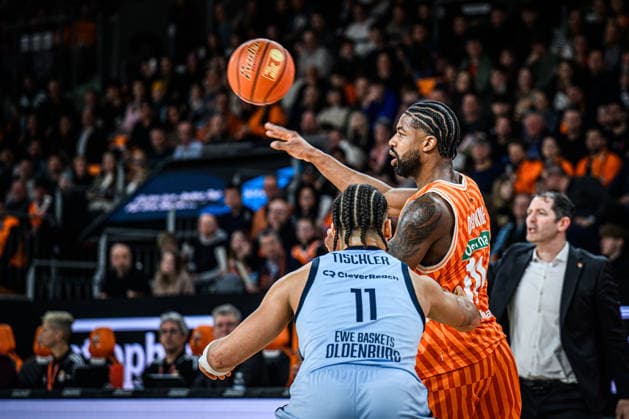 Neu Ulm, Deutschland, 18.02.26: Nicholas Tischler (EWE Baskets Oldenburg) und Malik Osborne (ratiopharm ulm) im Zweikampf waehrend des Basketball Bundesliga Spiels zwischen ratiopharm ulm vs EWE Baskets Oldenburg in der ratiopharm Arena am 18. Februar 2026 in Neu Ulm, Deutschland. (Foto von Harry Langer DeFodi Images) ratiopharm Arena, Germany, 18.02.26: Nicholas Tischler (EWE Baskets Oldenburg) und Malik Osborne (ratiopharm ulm) battle for the ball during the Basketball Bundesliga match between ratiopharm ulm vs EWE Baskets Oldenburg at Neu Ulm on February 18, 2026 in ratiopharm Arena, Germany. (Photo by Harry Langer DeFodi Images) (Photo by Harry Langer DeFodi Images) -