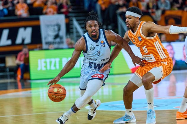 Chris Clemons (EWE Baskets Oldenburg, 03), Justin Simon (ratiopharm ulm, 15) GER, ratiopharm ulm vs. EWE Baskets Oldenburg, Basketball, 19. Spieltag, EasyCredit BBL, Spielzeit 2025 2026, 18.02.2026 GER, ratiopharm ulm vs. EWE Baskets Oldenburg, Basketball, 19. Spieltag, EasyCredit BBL, Spielzeit 2025 2026, 18.02.2026 Neu-Ulm Copyright: xEibner-Pressefoto GeraldxOelze-dexStoppanyx EP_ODS