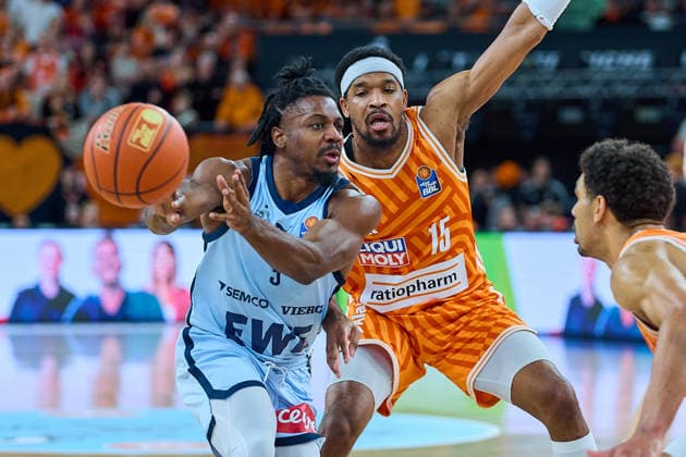 Chris Clemons (EWE Baskets Oldenburg, 03), Justin Simon (ratiopharm ulm, 15) GER, ratiopharm ulm vs. EWE Baskets Oldenburg, Basketball, 19. Spieltag, EasyCredit BBL, Spielzeit 2025 2026, 18.02.2026 GER, ratiopharm ulm vs. EWE Baskets Oldenburg, Basketball, 19. Spieltag, EasyCredit BBL, Spielzeit 2025 2026, 18.02.2026 Neu-Ulm Copyright: xEibner-Pressefoto GeraldxOelze-dexStoppanyx EP_ODS