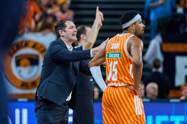 Ty Harrelson (ratiopharm ulm, Head Coach), Justin Simon (ratiopharm ulm, 15) GER, ratiopharm ulm vs. EWE Baskets Oldenburg, Basketball, 19. Spieltag, EasyCredit BBL, Spielzeit 2025 2026, 18.02.2026 GER, ratiopharm ulm vs. EWE Baskets Oldenburg, Basketball, 19. Spieltag, EasyCredit BBL, Spielzeit 2025 2026, 18.02.2026 Neu-Ulm Copyright: xEibner-Pressefoto GeraldxOelze-dexStoppanyx EP_ODS
