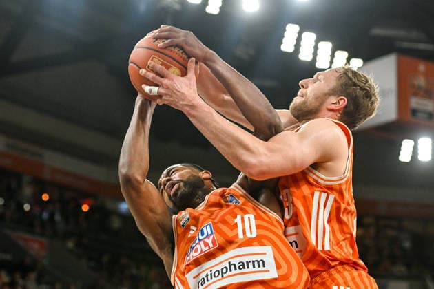 GER, BBL, ratiopharm Ulm vs EWE Baskets Oldenburg 18.02.2026, ratiopharm arena, Neu-Ulm, GER, BBL, ratiopharm Ulm vs EWE Baskets Oldenburg, im Bild Malik Osborne (Ulm, 10) und Christian Sengfelder (Ulm, 43), Kampf um den Rebound