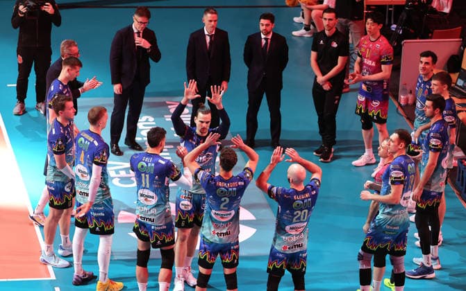 Begrüßung der Mannschaft von Perugia vor Spielbeginn Volleyball CEV Champions League Herren Saison 2025 2026 18.02.2026 BR Volleys Berlin BRV vs. Sir Sicoma Monini Perugia