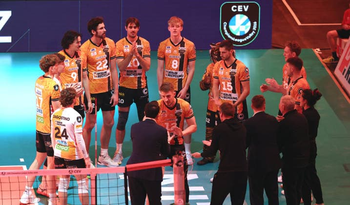 Begrüßung der Mannschaft BR Volleys vor Spielbeginn Volleyball CEV Champions League Herren Saison 2025 2026 18.02.2026 BR Volleys Berlin BRV vs. Sir Sicoma Monini Perugia
