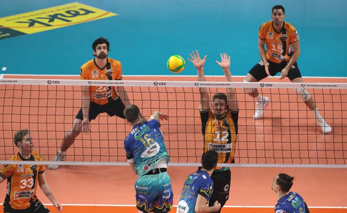 Kamil Semeniuk im Angriff, Florian Krage Brewitz, dahinter Jake Hanes, Moritz Reichert Zweikampf Spielszene Aktion Volleyball CEV Champions League Herren Saison 2025 2026 18.02.2026 BR Volleys Berlin BRV vs. Sir Sicoma Monini Perugia