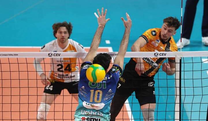 Simon Plaskie im Angriff, Wassim Ben Tara Zweikampf Spielszene Aktion Volleyball CEV Champions League Herren Saison 2025 2026 18.02.2026 BR Volleys Berlin BRV vs. Sir Sicoma Monini Perugia