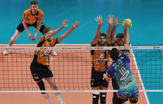 Wassim Ben Tara im Angriff, Fedor Ivanov, Matthew Knigge, Simon Plaskie Zweikampf Spielszene Aktion Volleyball CEV Champions League Herren Saison 2025 2026 18.02.2026 BR Volleys Berlin BRV vs. Sir Sicoma Monini Perugia