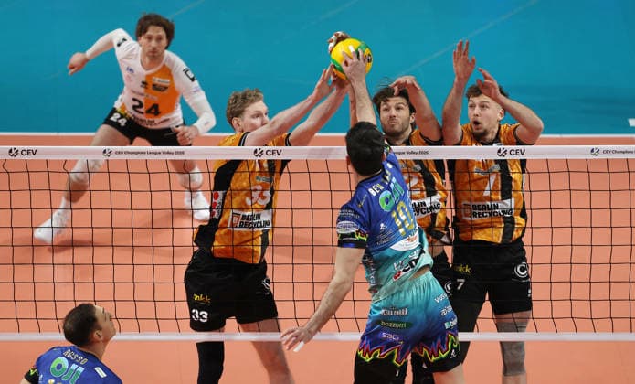 Wassim Ben Tara im Angriff, Fedor Ivanov, Matthew Knigge, Simon Plaskie Zweikampf Spielszene Aktion Volleyball CEV Champions League Herren Saison 2025 2026 18.02.2026 BR Volleys Berlin BRV vs. Sir Sicoma Monini Perugia