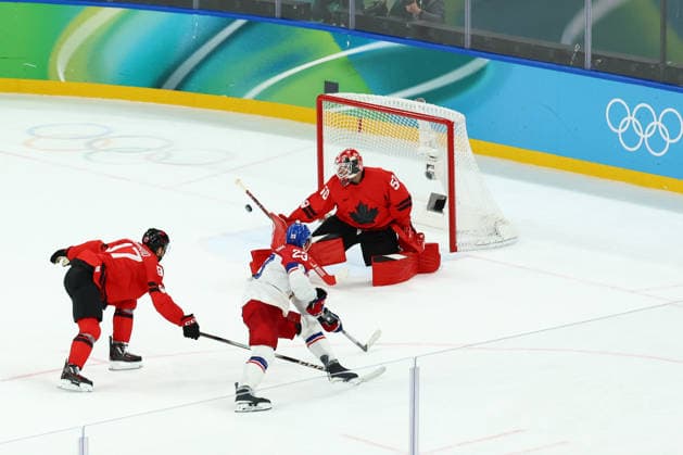 February 18, 2026, Milan, Lombardy, Italy: Goalkeeper JORDAN BINNINGTON of Canada deflect a shot during the Quarterfinal game between Team Canada (CAN) and Team Czechia (CZE) at the Milano Cortina 2026 Olympic Games, Olympische Spiele, Olympia, OS Milan Italy - ZUMAc179 20260218_oly_c179_102 Copyright: xMickaelxChavetx