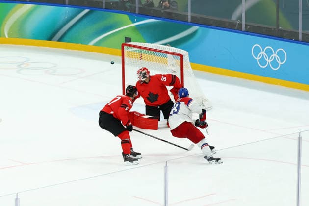 February 18, 2026, Milan, Lombardy, Italy: Goalkeeper JORDAN BINNINGTON of Canada deflect a shot during the Quarterfinal game between Team Canada (CAN) and Team Czechia (CZE) at the Milano Cortina 2026 Olympic Games, Olympische Spiele, Olympia, OS Olympics 2026: Milano Cortina: Ice hockey, Eishockey Men: CAN:CZE  - ZUMAc179 20260218_oly_c179_101 Copyright: xMickaelxChavetx