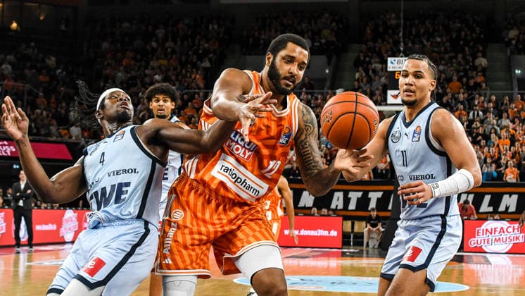 GER, BBL, ratiopharm Ulm vs EWE Baskets Oldenburg 18.02.2026, ratiopharm arena, Neu-Ulm, GER, BBL, ratiopharm Ulm vs EWE Baskets Oldenburg, im Bild Brian Fobbs (Oldenburg, 4), Joel Soriano (Ulm, 12), Nicholas Tischler (Oldenburg, 11)