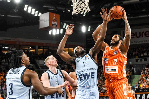 GER, BBL, ratiopharm Ulm vs EWE Baskets Oldenburg 18.02.2026, ratiopharm arena, Neu-Ulm, GER, BBL, ratiopharm Ulm vs EWE Baskets Oldenburg, im Bild Chris Clemons (Oldenburg, 3), Seth Hinrichs (Oldenburg, 21), Brian Fobbs (Oldenburg, 4), Joel Soriano (Ulm, 12)