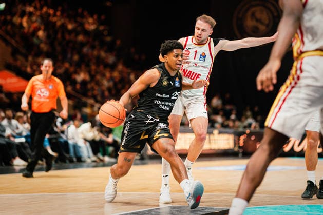 Easycredit BBL: Basketball Braunschweig Löwen - Fitness First Würzburger Baskets, 18.02.26 Grant Sherfield (Basketball Löwen Braunschweig, 25) gegen Lukas Herzog (Würzburg Baskets, 1); Easycredit BBL: Basketball Braunschweig Löwen vs. Fitness First Würzburger Baskets am 18.02.2026 in der Volkswagen Halle, Braunschweig Copyright: xBEAUTIFULxSPORTS Tonhäuserx