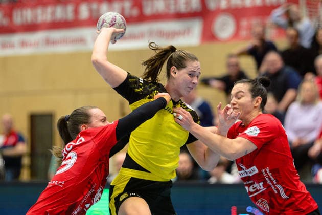 Guro Nestaker (Borussia Dortmund, 33) setzt sich gegen Luca Farago (Thueringer HC, 19) und Jana Scheib (Thueringer HC, 20) durch. GER, Thueringer HC gegen Borussia Dortmund , Handball, Alsco Handball Bundesliga Frauen, 18. Spieltag, Saison 2025 2026, 18.02.2026 GER, Thueringer HC gegen Borussia Dortmund , Handball, Alsco Handball Bundesliga Frauen, 18. Spieltag, Saison 2025 2026, 18.02.2026 Bad Langensalza Copyright: xEibner-Pressefoto MartinxHerbstx EP_MHT