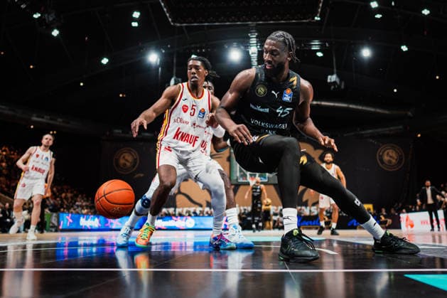 Easycredit BBL: Basketball Braunschweig Löwen - Fitness First Würzburger Baskets, 18.02.26 Marcus Carr (Würzburg Baskets, 5) gegen Oladapo Shittu (Basketball Löwen Braunschweig, 45); Easycredit BBL: Basketball Braunschweig Löwen vs. Fitness First Würzburger Baskets am 18.02.2026 in der Volkswagen Halle, Braunschweig Copyright: xBEAUTIFULxSPORTS Tonhäuserx
