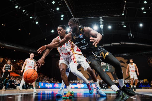 Easycredit BBL: Basketball Braunschweig Löwen - Fitness First Würzburger Baskets, 18.02.26 Marcus Carr (Würzburg Baskets, 5) gegen Oladapo Shittu (Basketball Löwen Braunschweig, 45); Easycredit BBL: Basketball Braunschweig Löwen vs. Fitness First Würzburger Baskets am 18.02.2026 in der Volkswagen Halle, Braunschweig Copyright: xBEAUTIFULxSPORTS Tonhäuserx