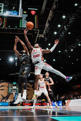 Easycredit BBL: Basketball Braunschweig Löwen - Fitness First Würzburger Baskets, 18.02.26 Chris Flanigan (Basketball Löwen Braunschweig, 30) gegen Marcus Carr (Würzburg Baskets, 5); Easycredit BBL: Basketball Braunschweig Löwen vs. Fitness First Würzburger Baskets am 18.02.2026 in der Volkswagen Halle, Braunschweig Copyright: xBEAUTIFULxSPORTS Tonhäuserx