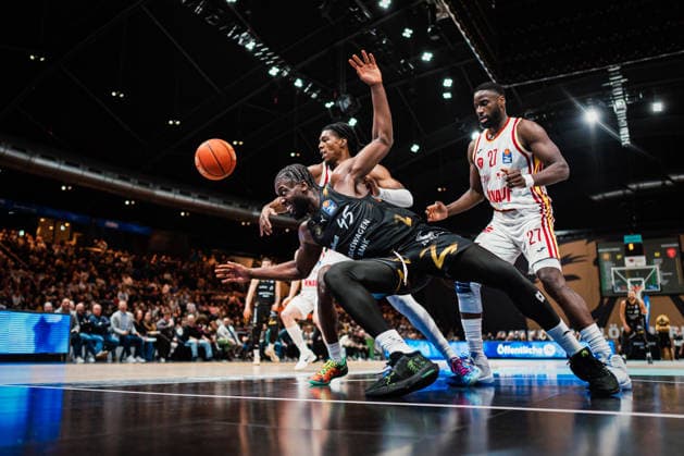 Easycredit BBL: Basketball Braunschweig Löwen - Fitness First Würzburger Baskets, 18.02.26 Marcus Carr (Würzburg Baskets, 5) gegen Oladapo Shittu (Basketball Löwen Braunschweig, 45); Easycredit BBL: Basketball Braunschweig Löwen vs. Fitness First Würzburger Baskets am 18.02.2026 in der Volkswagen Halle, Braunschweig Copyright: xBEAUTIFULxSPORTS Tonhäuserx