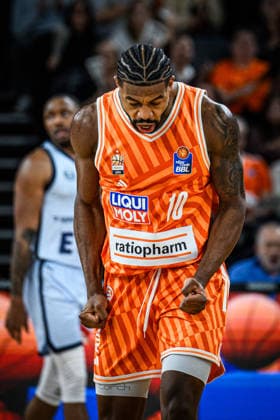 Neu Ulm, Deutschland, 18.02.26: Malik Osborne (ratiopharm ulm) gestikuliert, gestik, jubelt waehrend des Basketball Bundesliga Spiels zwischen ratiopharm ulm vs EWE Baskets Oldenburg in der ratiopharm Arena am 18. Februar 2026 in Neu Ulm, Deutschland. (Foto von Harry Langer DeFodi Images) ratiopharm Arena, Germany, 18.02.26: Malik Osborne (ratiopharm ulm) gestures during the Basketball Bundesliga match between ratiopharm ulm vs EWE Baskets Oldenburg at Neu Ulm on February 18, 2026 in ratiopharm Arena, Germany. (Photo by Harry Langer DeFodi Images) (Photo by Harry Langer DeFodi Images) -