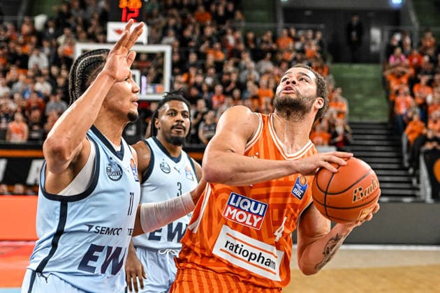 GER, BBL, ratiopharm Ulm vs EWE Baskets Oldenburg 18.02.2026, ratiopharm arena, Neu-Ulm, GER, BBL, ratiopharm Ulm vs EWE Baskets Oldenburg, im Bild Nicholas Tischler (Oldenburg, 11), Christopher Ledlum (Ulm, 4)