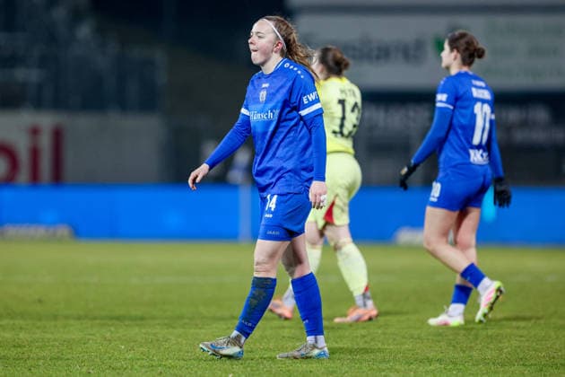 Bente Bode (SV Meppen, 14) enttäuscht über die Niederlage, Enttäuschung nach dem Schlusspfiff, Abpfiff, Highlight, Verlierer, verloren, Frustration, pessimistisch, traurig, DIE DFB-RICHTLINIEN UNTERSAGEN JEGLICHE NUTZUNG VON FOTOS ALS SEQUENZBILDER UND ODER VIDEOÄHNLICHE FOTOSTRECKEN. DFB REGULATIONS PROHIBIT ANY USE OF PHOTOGRAPHS AS IMAGE SEQUENCES AND OR QUASI-VIDEO., 18.02.2026, Meppen (Deutschland), Fussball, 2. Frauen-Bundesliga, SV Meppen - Eintracht Frankfurt II