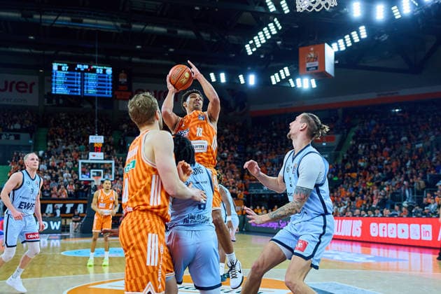 Wurf Mark Smith (ratiopharm ulm, 13) gegen Chris Clemons (EWE Baskets Oldenburg, 03) und Tomislav Zubcic (EWE Baskets Oldenburg, 33) GER, ratiopharm ulm vs. EWE Baskets Oldenburg, Basketball, 19. Spieltag, EasyCredit BBL, Spielzeit 2025 2026, 18.02.2026 GER, ratiopharm ulm vs. EWE Baskets Oldenburg, Basketball, 19. Spieltag, EasyCredit BBL, Spielzeit 2025 2026, 18.02.2026 Neu-Ulm Copyright: xEibner-Pressefoto GeraldxOelze-dexStoppanyx EP_ODS