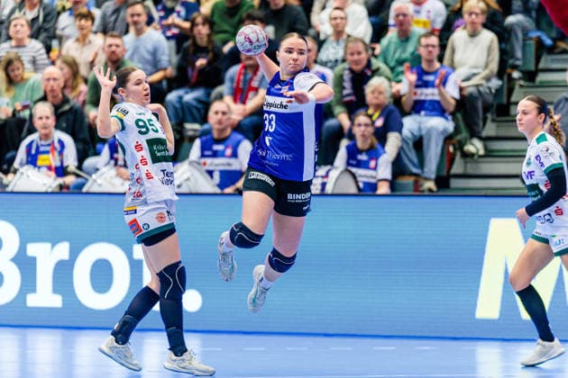 v.l. Lara Daeuble (FRISCH AUF Goeppingen, 95), Elin Magnusdottir (HSG Blomberg-Lippe, 33) GER, HSG Blomberg-Lippe vs. FRISCH AUF Goeppingen, Handball, 1. Bundesliga Frauen, 18. Spieltag, 18.02.2026 GER, HSG Blomberg-Lippe vs. FRISCH AUF Goeppingen, Handball, 1. Bundesliga Frauen, 18. Spieltag, 18.02.2026 Blomberg Copyright: xEibner-Pressefoto JanxRollingerx EP_JSK